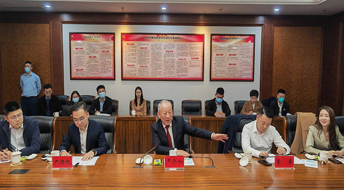嚴(yán)介和理事長應(yīng)邀同內(nèi)蒙古鄂爾多斯市委常委、伊金霍洛旗委書記華瑞鋒會談（2）.jpg