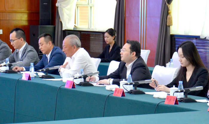 嚴(yán)介和理事長同新疆阿勒泰地委書記謝少迪會談2.png