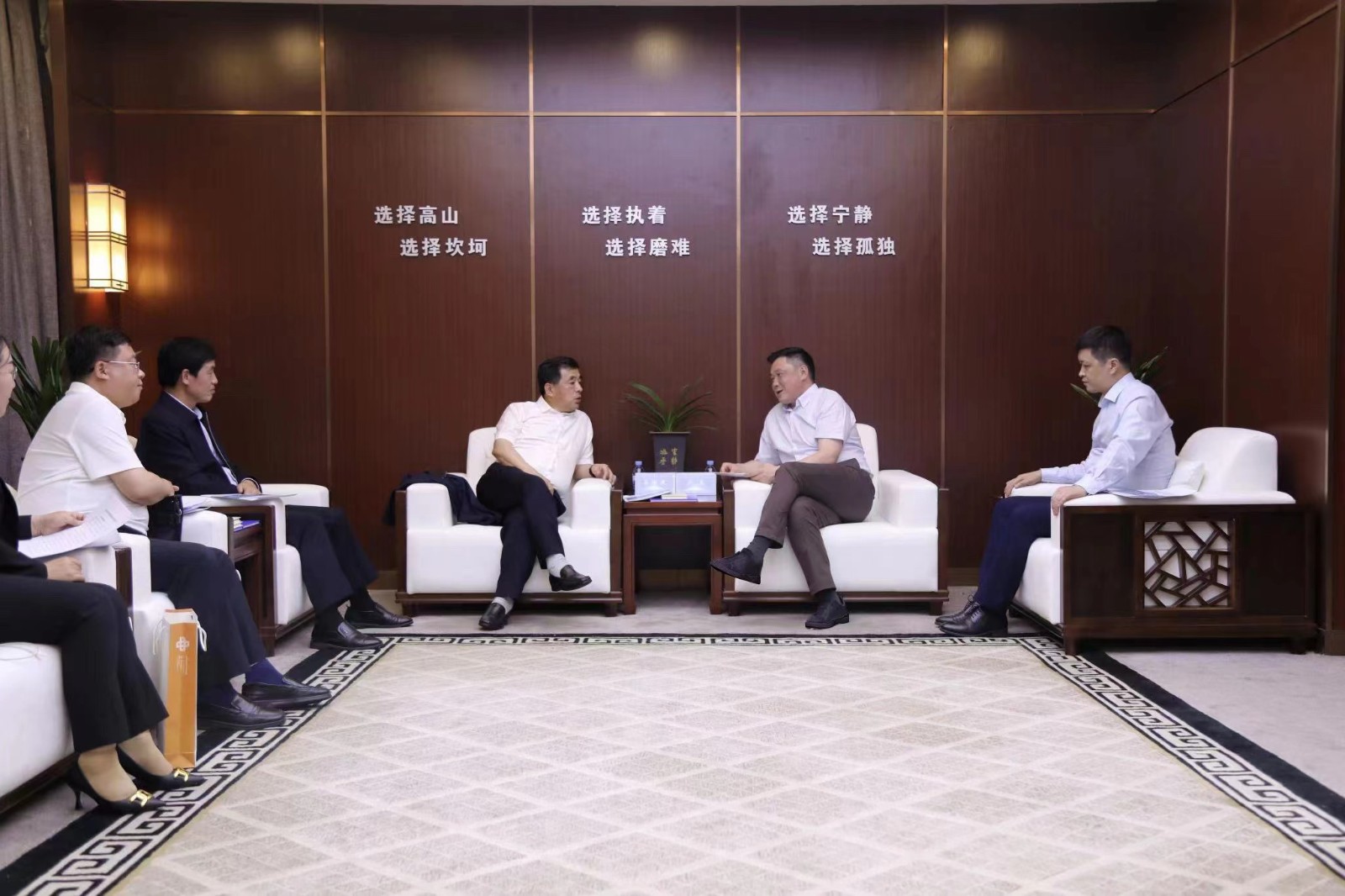20230605嚴(yán)昊主席與遼寧省本溪市委副書記、市長吳世民會談1.jpg