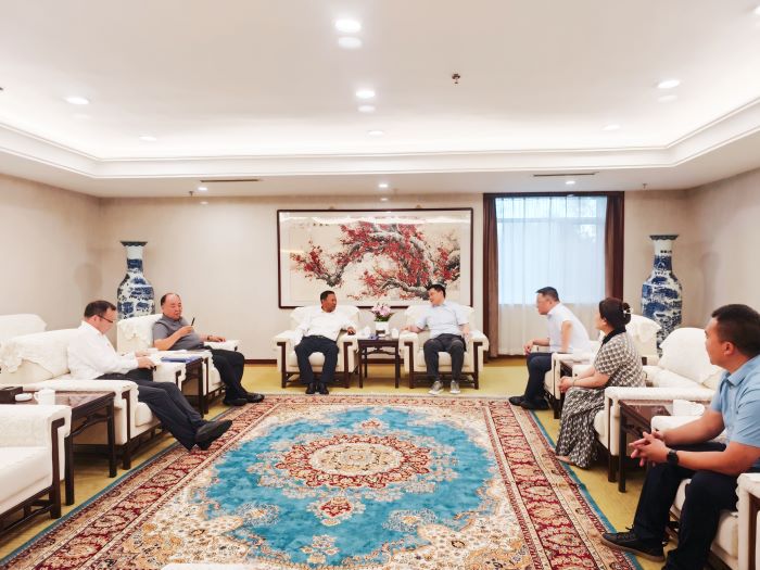 7月1日嚴昊與新疆博州黨委副書記、州長巴音克西會談1.jpg