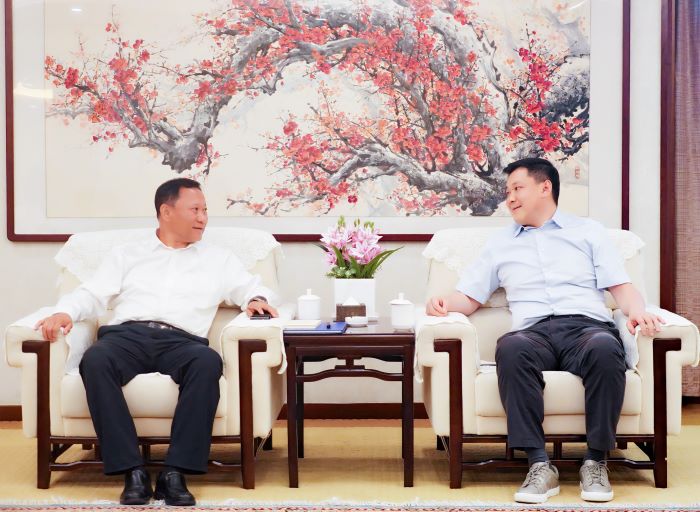7月1日嚴昊與新疆博州黨委副書記、州長巴音克西會談.jpg