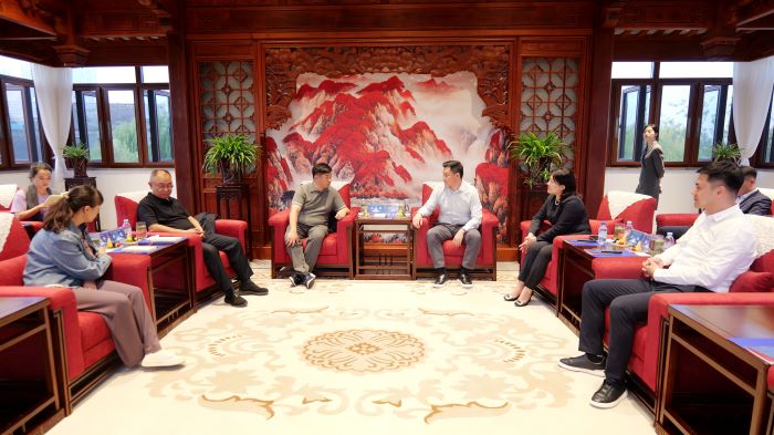 嚴(yán)昊與云南省普洱市思茅區(qū)委副書記、區(qū)長(zhǎng)武詠健會(huì)談2.jpg