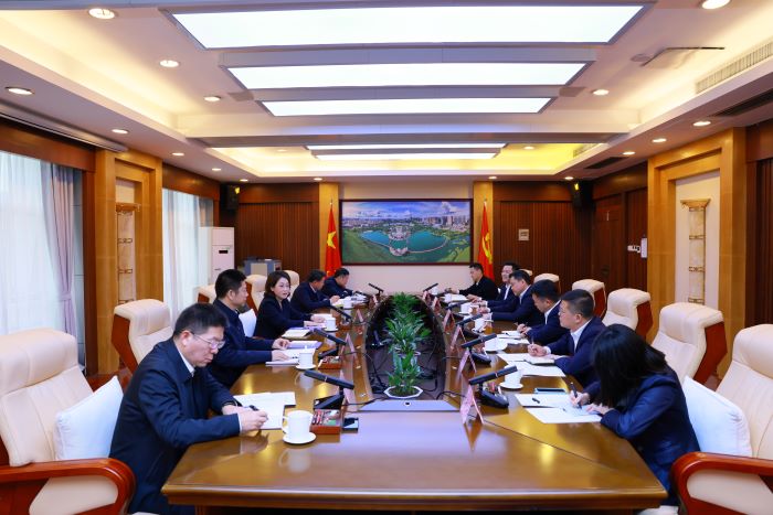 20250205嚴(yán)昊與廣西防城港市委書記黃江、市長邱明宏會(huì)談1.jpg