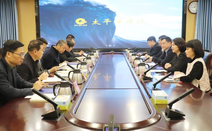 2月10日，太平洋建設(shè)董事局主席嚴(yán)昊與廣東省茂名市化州市委書記鄧澤友會談.jpg