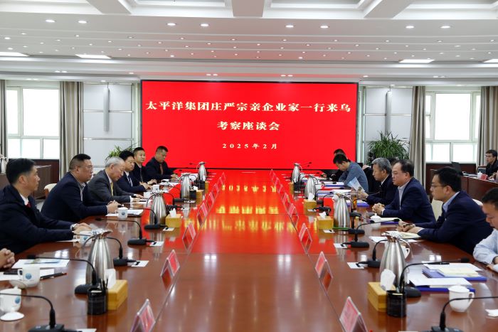 2月27日，與阿克蘇地區(qū)烏什縣委書記顏畫會談1.jpg